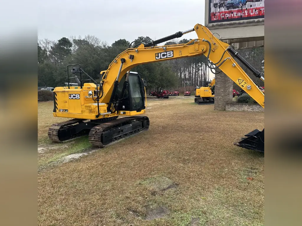 JCB Excavator for sale in Giza, JCB 26 model 2022 located in Giza, the best site for selling trucks and heavy equipment in Egypt