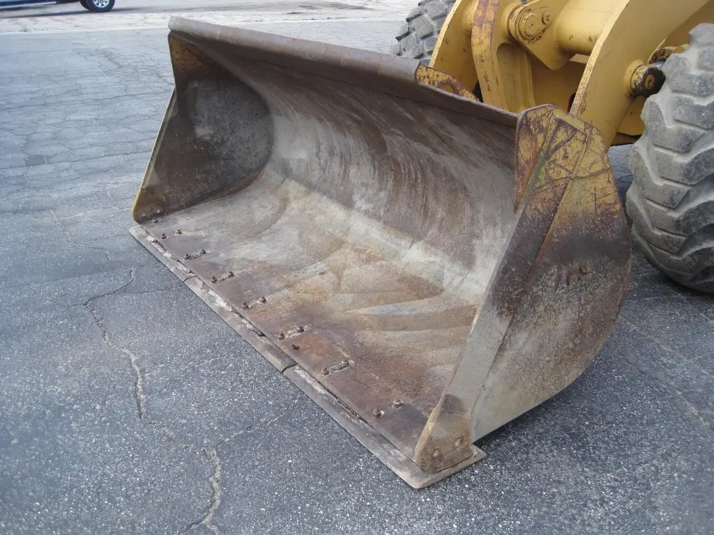 CASE loader for sale in Giza, CASE 621Bs model 1995 located in Giza, the best site for selling trucks and heavy equipment in Egypt