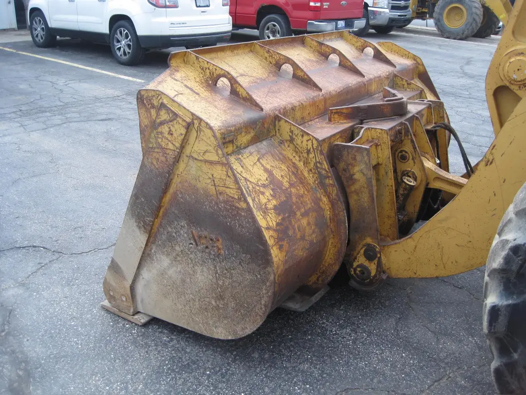 CASE loader for sale in Giza, CASE 621Bs model 1995 located in Giza, the best site for selling trucks and heavy equipment in Egypt