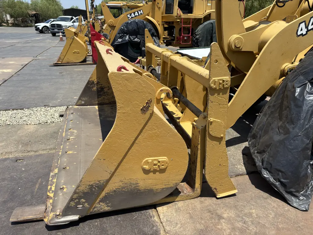 لودر DEERE للبيع في القاهرة, DEERE 444Hs موديل 1995 تواجد القاهرة, أفضل موقع لبيع الشاحنات والمعدات الثقيلة في مصر