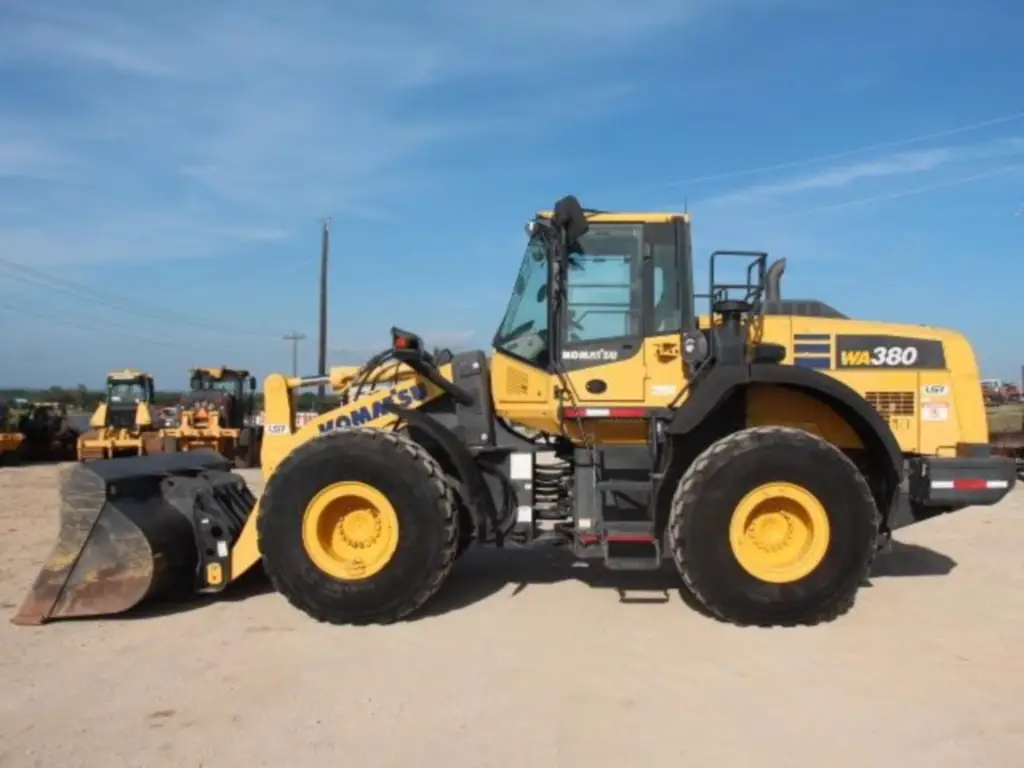 KOMATSU loader for sale in Cairo, KOMATSU WA380, 2017 model, located in Cairo. The best site for selling trucks and heavy equipment in Egypt.
