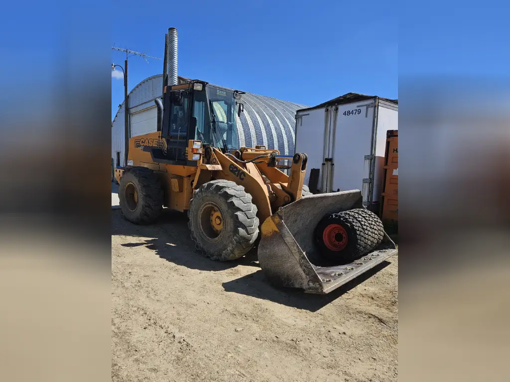 CASE loader for sale in Cairo, CASE 621Cs model 2000 available in Cairo, the best site for selling trucks and heavy equipment in Egypt