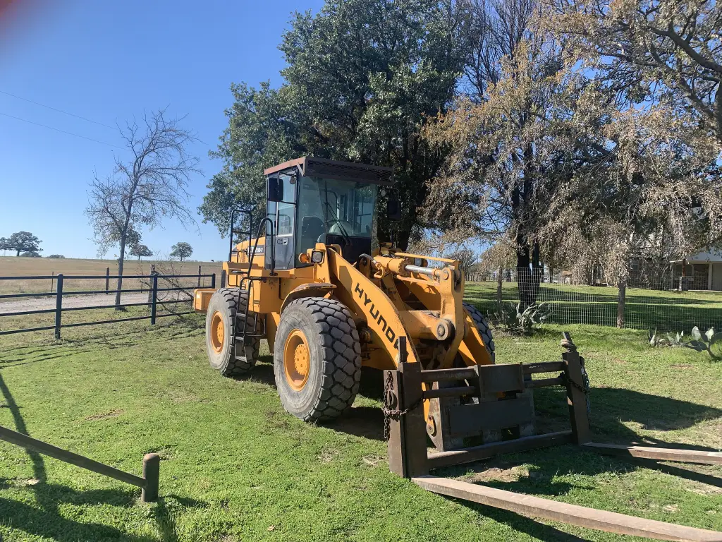 HYUNDAI loader for sale in Cairo, HYUNDAI 757, 2006 model, located in Cairo, the best site for selling trucks and heavy equipment in Egypt