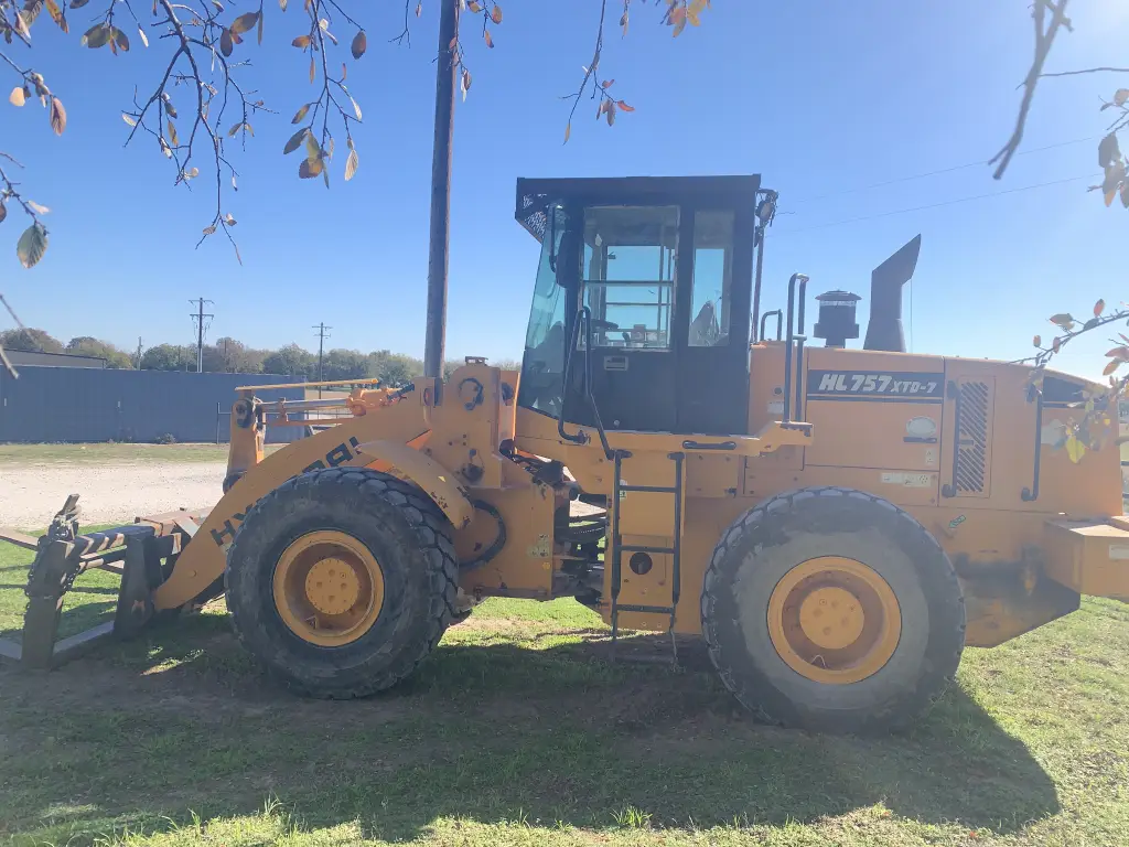 HYUNDAI loader for sale in Cairo, HYUNDAI 757, 2006 model, located in Cairo, the best site for selling trucks and heavy equipment in Egypt