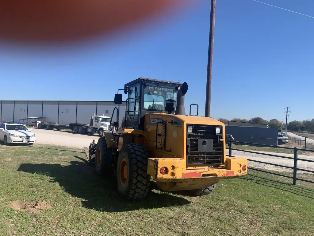 HYUNDAI loader for sale in Cairo, HYUNDAI 757, 2006 model, located in Cairo, the best site for selling trucks and heavy equipment in Egypt