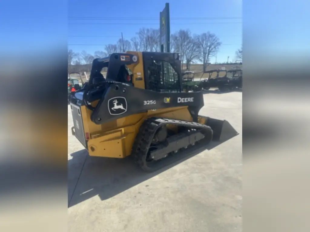 بوبكات,سكيد لودر John Deere للبيع في القاهرة, John Deere 325Gs موديل 2024 تواجد القاهرة, أفضل موقع لبيع الشاحنات والمعدات الثقيلة في مصر