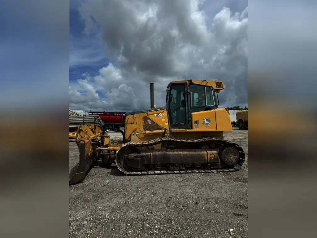 بلدوزر DEERE للبيع في المنصورة, DEERE 750J موديل 2005 تواجد المنصورة, أفضل موقع لبيع الشاحنات والمعدات الثقيلة في مصر