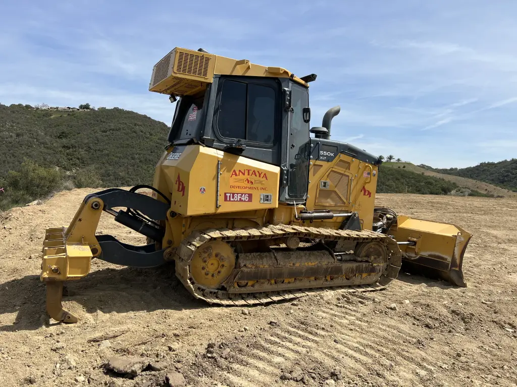 DRESSER bulldozer for sale in Assiut, DRESSER 550k, 2016 model, located in Assiut. The best site for selling trucks and heavy equipment in Egypt