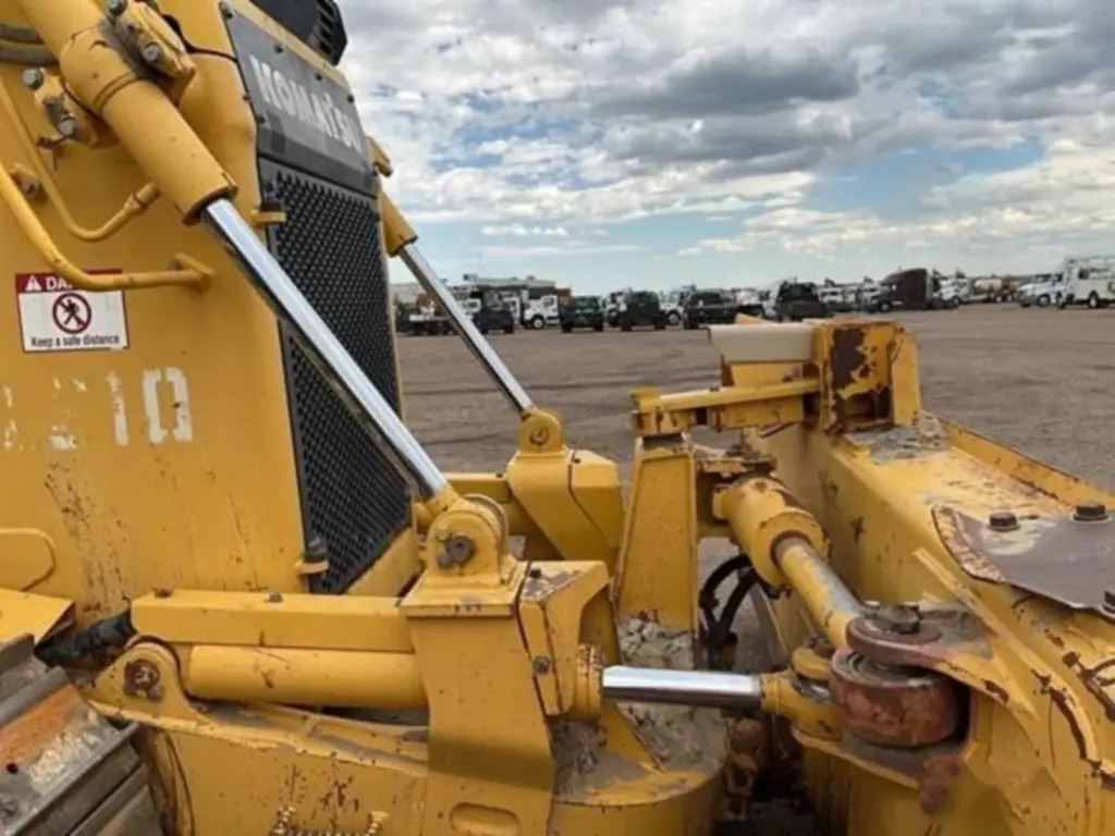 بلدوزر KOMATSU للبيع في اسيوط, KOMATSU D65WX موديل 2014 تواجد اسيوط, أفضل موقع لبيع الشاحنات والمعدات الثقيلة في مصر