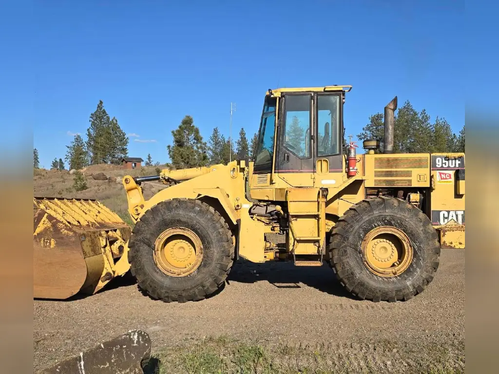 Caterpillar loader for sale in Cairo, Caterpillar 950F model 1995 located in Cairo, the best site for selling trucks and heavy equipment in Egypt