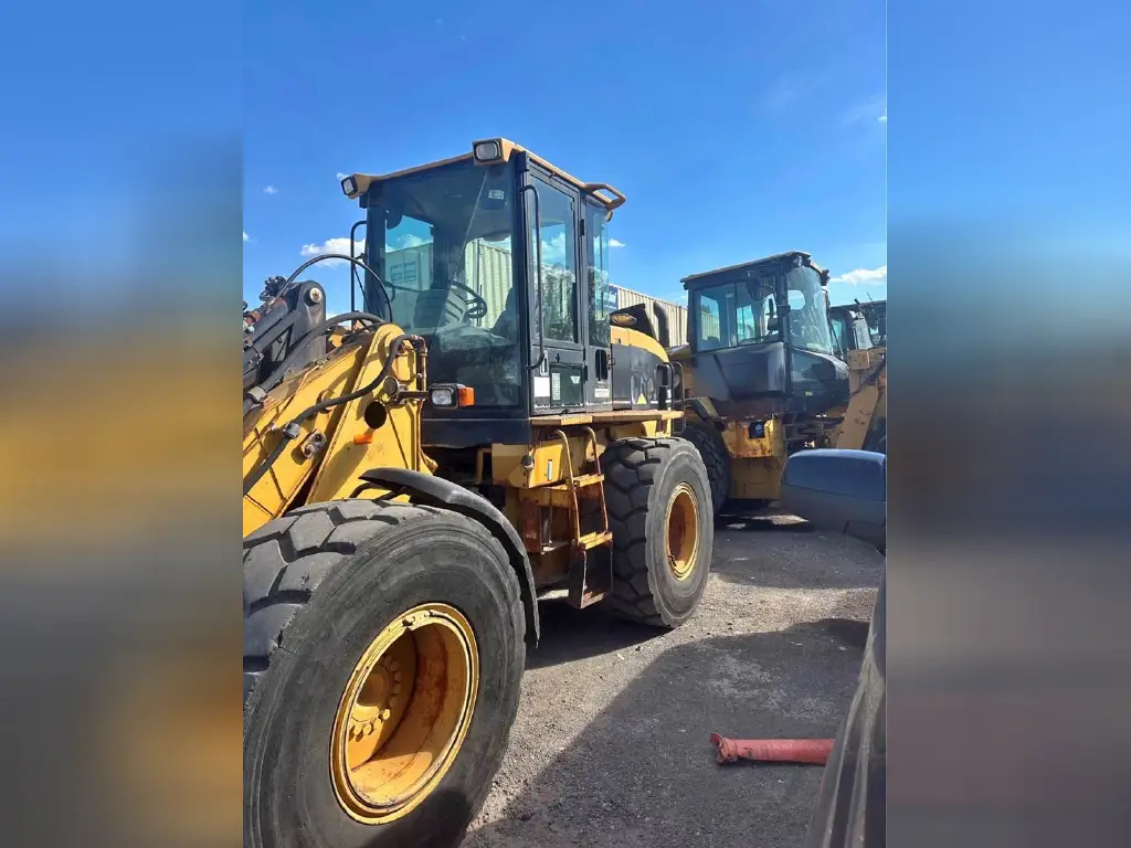 Caterpillar loader for sale in Cairo, Caterpillar 924Gs model 2000 located in Cairo, the best site for selling trucks and heavy equipment in Egypt