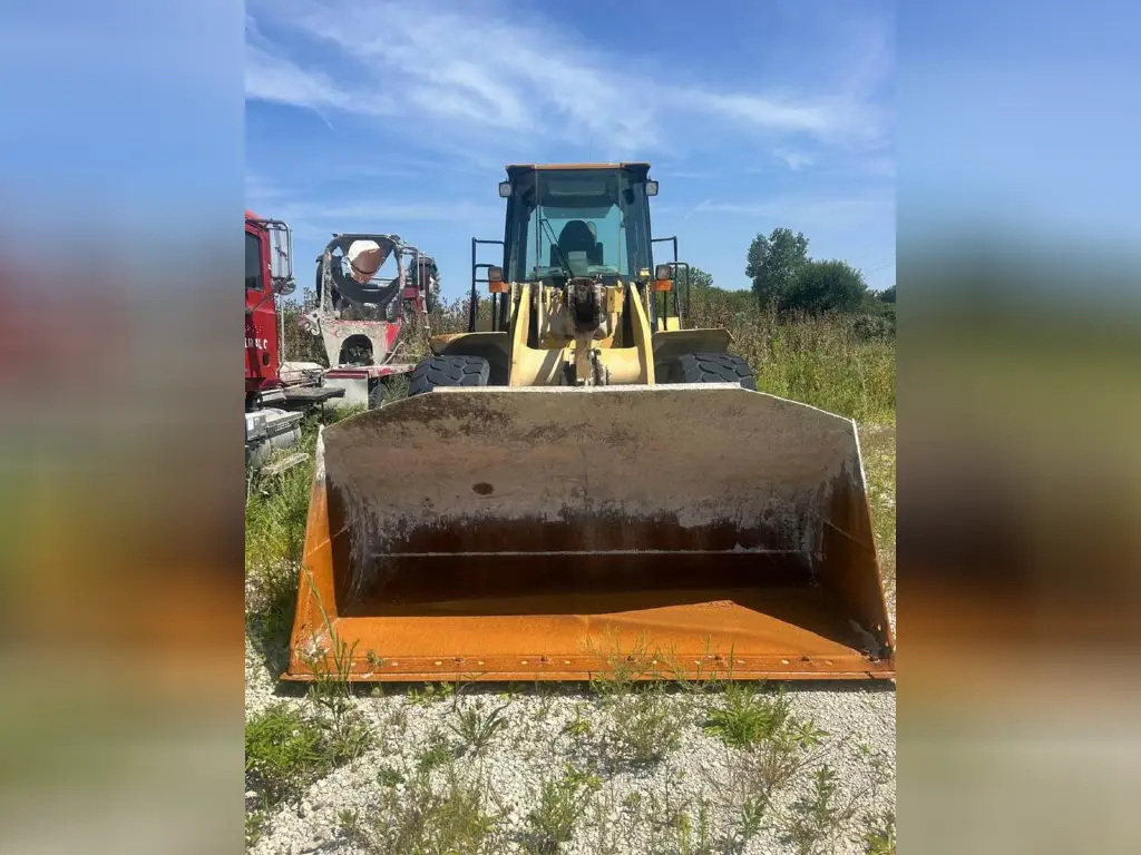 Caterpillar loader for sale in Cairo, Caterpillar 950Gs model 2003 located in Cairo, the best site for selling trucks and heavy equipment in Egypt