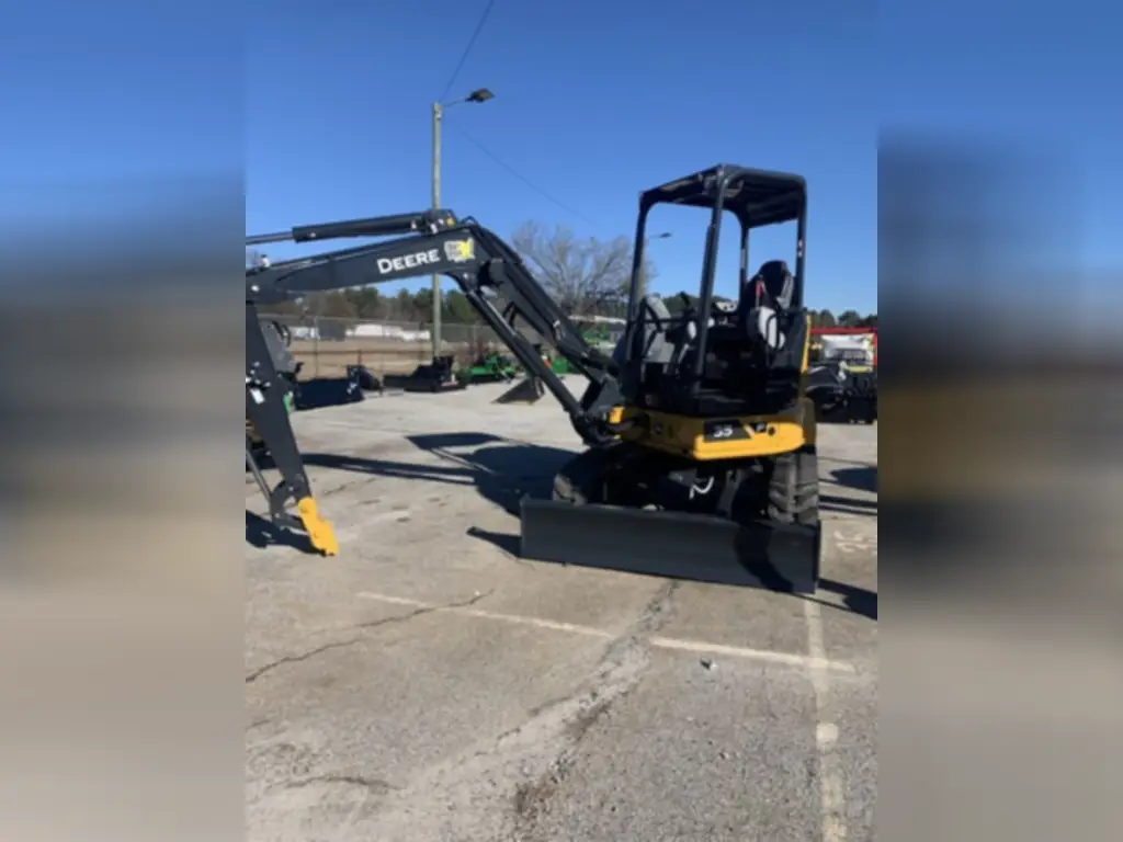 Deere excavator for sale in Cairo, Deere 35 model 2020 available in Cairo, the best site for selling trucks and heavy equipment in Egypt