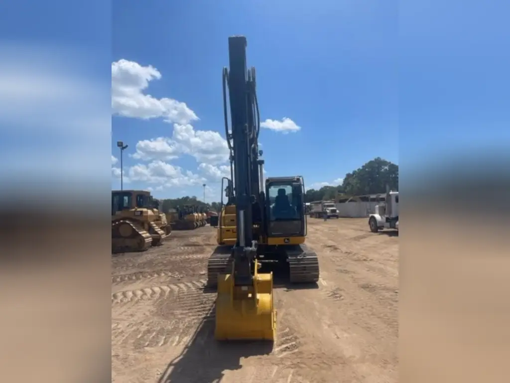 حفار DEERE للبيع في المنصورة, DEERE 130 موديل 2023 تواجد المنصورة, أفضل موقع لبيع الشاحنات والمعدات الثقيلة في مصر