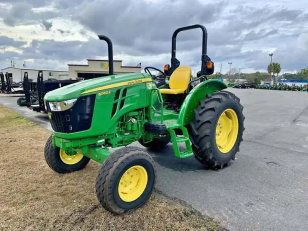 Deere tractor for sale in Cairo, Deere 5060Es model 2025 available in Cairo, the best site for selling trucks and heavy equipment in Egypt