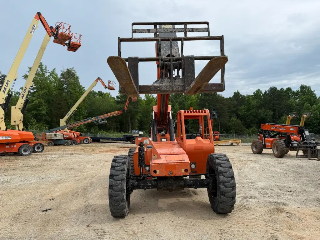 SKY telescopic crane for sale in Cairo, model SKY 8042s 2017, available in Cairo, the best site for selling trucks and heavy equipment in Egypt