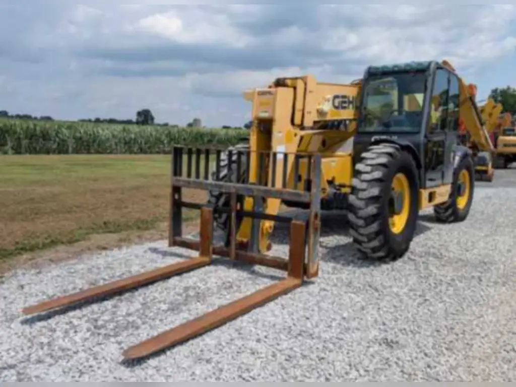 Gehl Telescopic Loader for sale in Cairo, Gehl DL12-40s model 2017, located in Giza, the best site for selling trucks and heavy equipment in Egypt