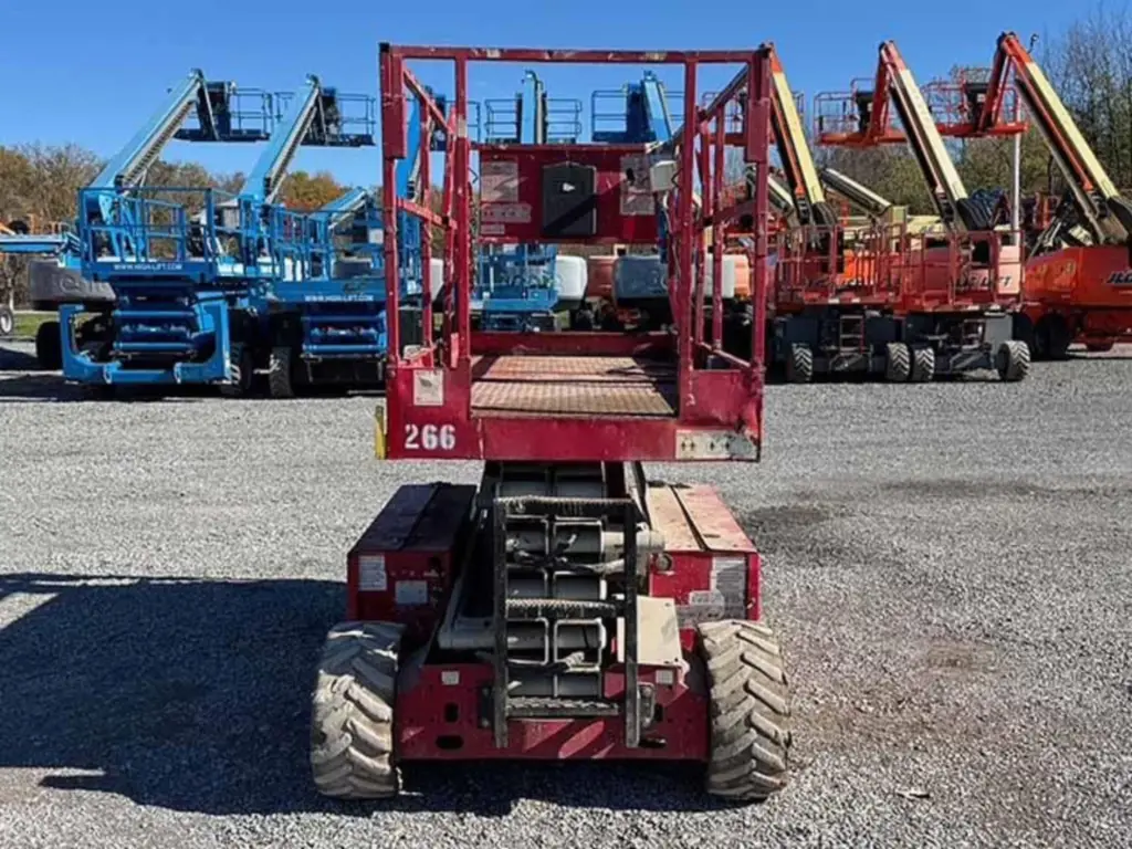 MEC scissor lift for sale in Cairo, MEC 3259ERTs model 2014 located in Giza, the best site for selling trucks and heavy equipment in Egypt