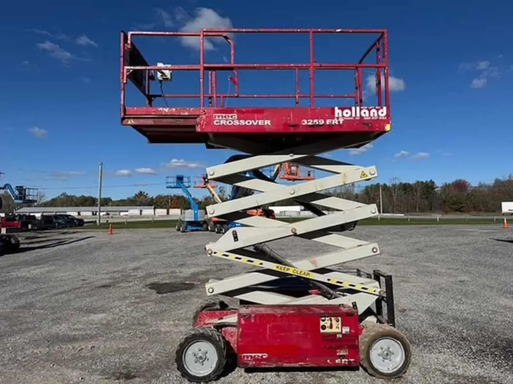 MEC scissor lift for sale in Cairo, MEC 3259ERTs model 2014 located in Giza, the best site for selling trucks and heavy equipment in Egypt