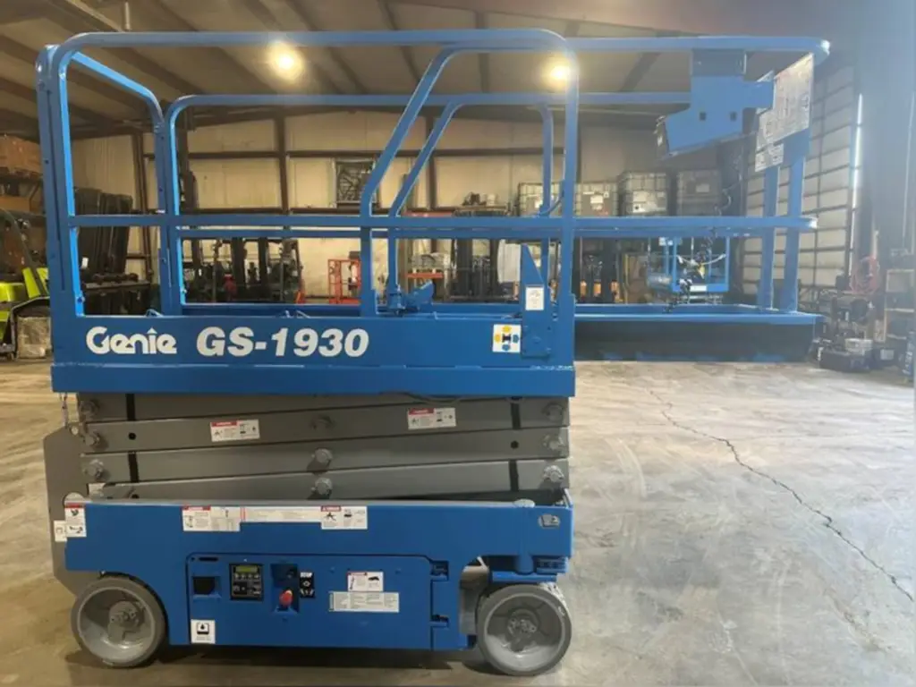 Genie scissor lift for sale in Mansoura, Genie GS1930s, 2015 model, located in Mansoura, the best site for selling trucks and heavy equipment in Egypt