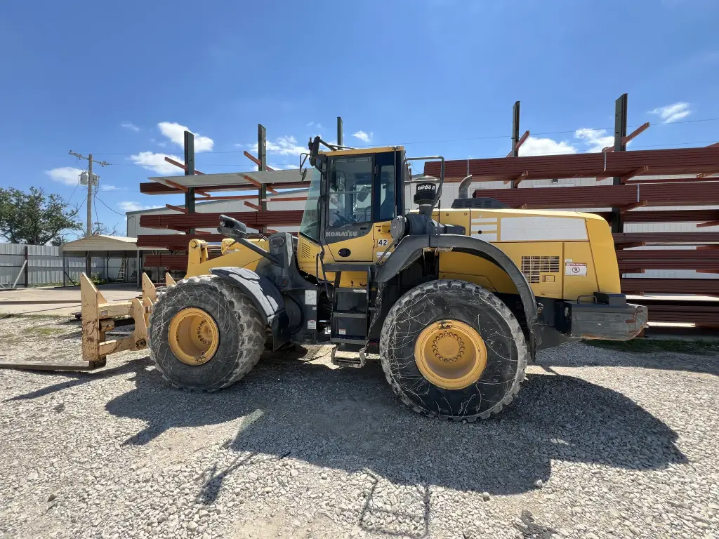 Komatsu loader for sale in Asyut, Komatsu WA-380-8s, 2016 model, located in Asyut, the best site for selling trucks and heavy equipment in Egypt