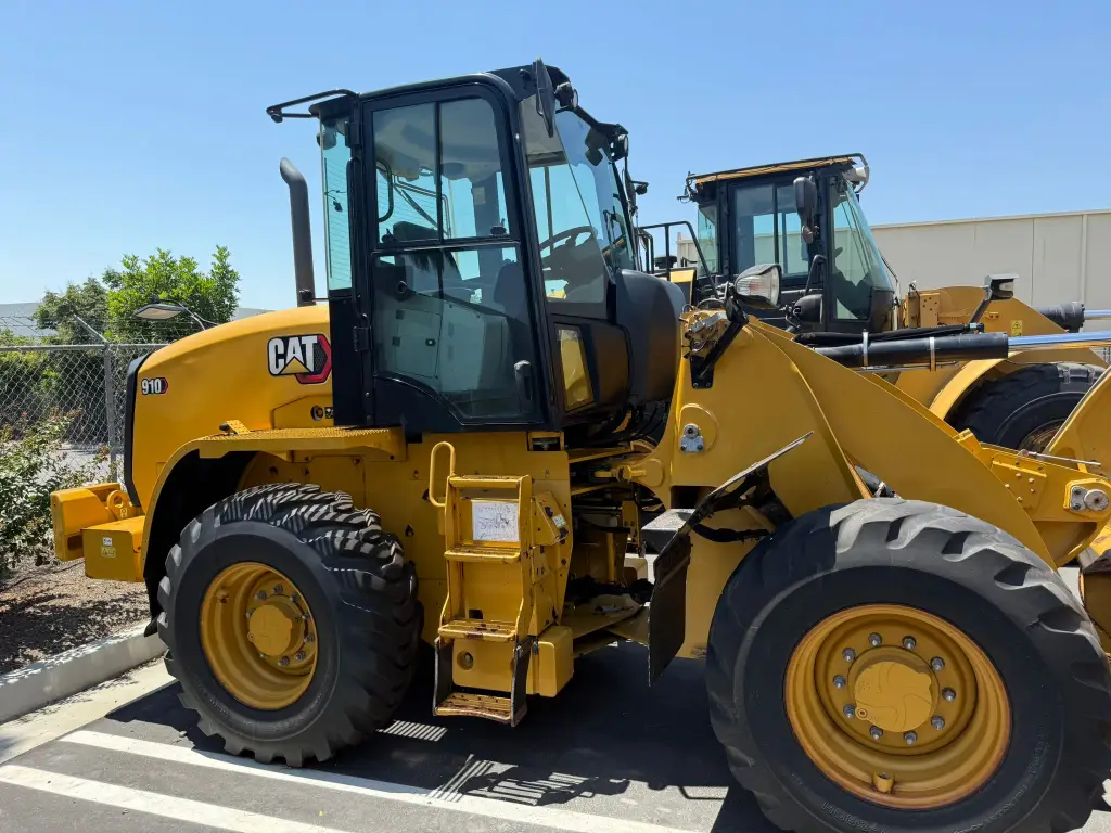 لودر CATERPILLAR للبيع في اسيوط, CATERPILLAR 910s موديل 2022 تواجد اسيوط, أفضل موقع لبيع الشاحنات والمعدات الثقيلة في مصر