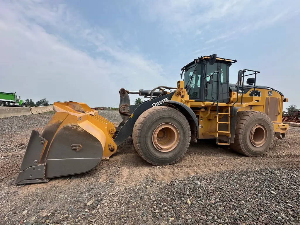 DEERE loader for sale in Asyut, DEERE 744Ls model 2020 available in Asyut, the best site for selling trucks and heavy equipment in Egypt