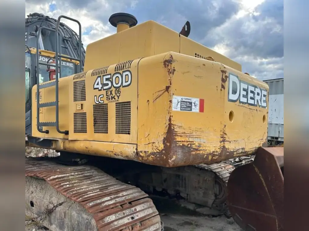 حفار Deere للبيع في اسيوط, Deere 450D موديل 2007 تواجد اسيوط, أفضل موقع لبيع الشاحنات والمعدات الثقيلة في مصر
