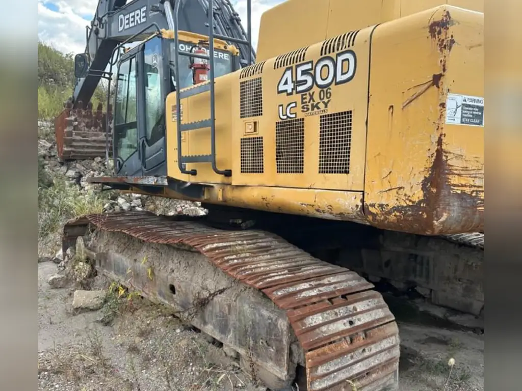 حفار Deere للبيع في اسيوط, Deere 450D موديل 2007 تواجد اسيوط, أفضل موقع لبيع الشاحنات والمعدات الثقيلة في مصر