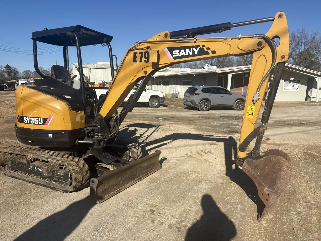 SANY excavator for sale in Cairo, SANY SY35s 2021 model located in Cairo, the best site for selling trucks and heavy equipment in Egypt