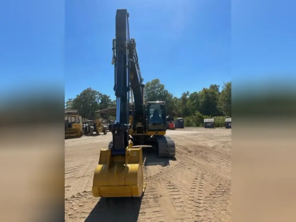 حفار DEERE للبيع في القاهرة, DEERE 210 موديل 2023 تواجد القاهرة, أفضل موقع لبيع الشاحنات والمعدات الثقيلة في مصر