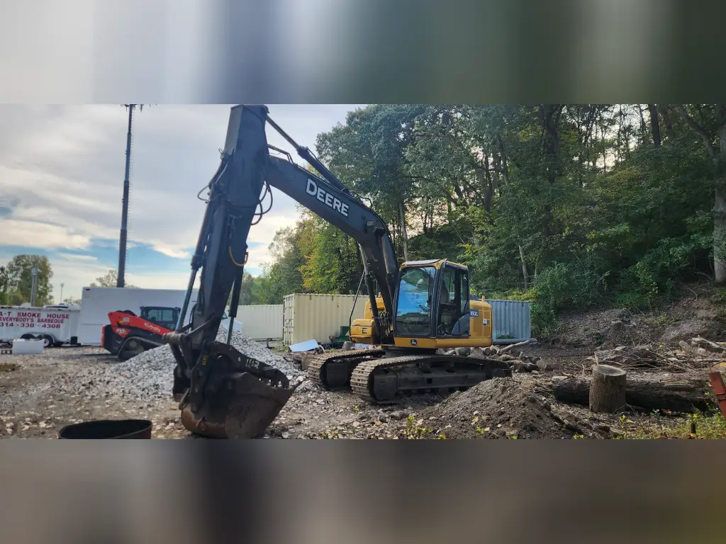 حفار DEERE للبيع في القاهرة, DEERE 160G موديل 2013 تواجد القاهرة, أفضل موقع لبيع الشاحنات والمعدات الثقيلة في مصر