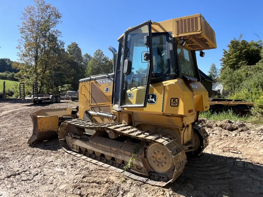 بلدوزر DEERE للبيع في القاهرة, DEERE 550K موديل 2012 تواجد القاهرة, أفضل موقع لبيع الشاحنات والمعدات الثقيلة في مصر