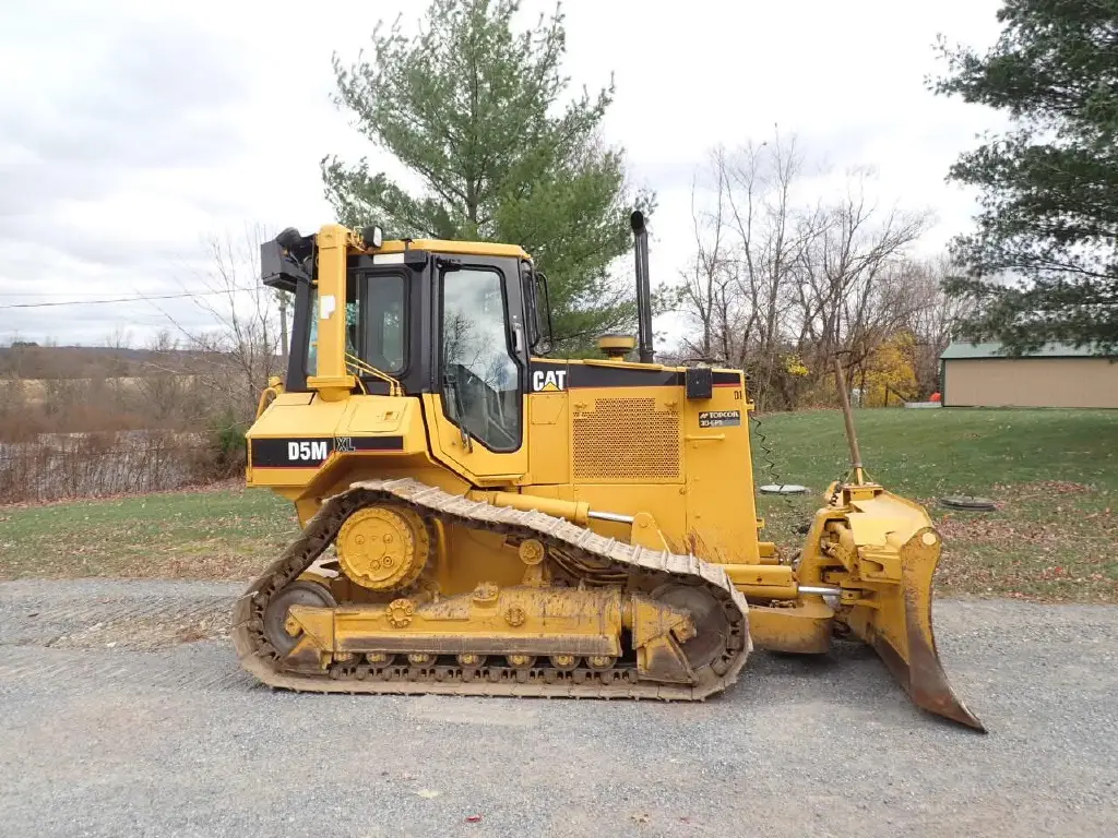 بلدوزر CATERPILLAR للبيع في القاهرة, CATERPILLAR D5M موديل 1998 تواجد القاهرة, أفضل موقع لبيع الشاحنات والمعدات الثقيلة في مصر