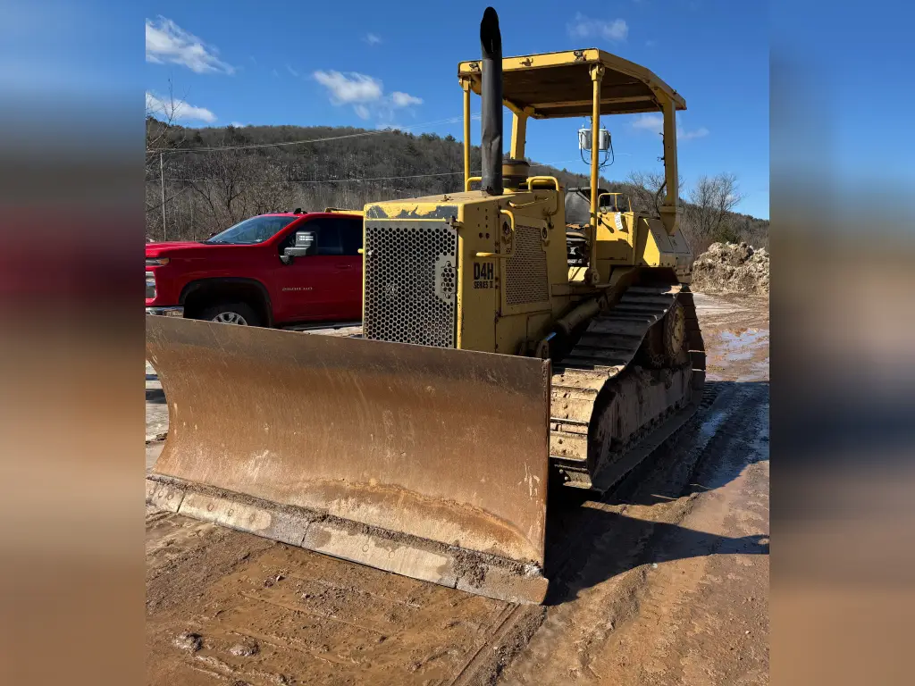 CATERPILLAR Bulldozer for sale in Cairo, CATERPILLAR D4H model 1990, located in Cairo, the best site for selling trucks and heavy equipment in Egypt