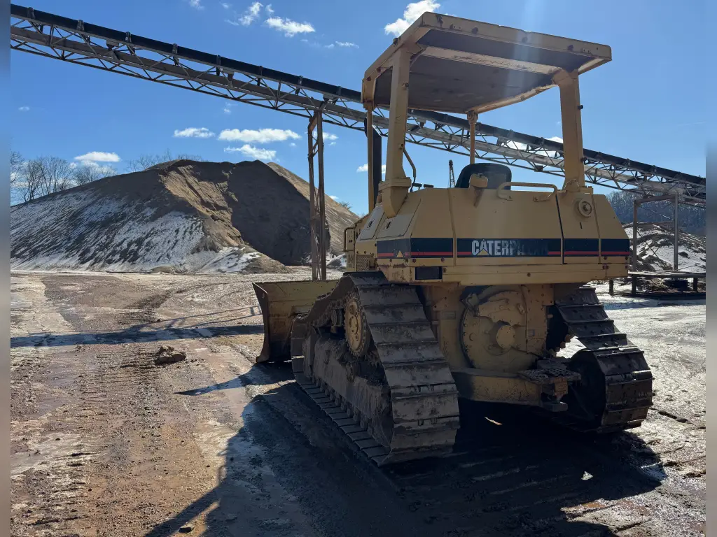 CATERPILLAR Bulldozer for sale in Cairo, CATERPILLAR D4H model 1990, located in Cairo, the best site for selling trucks and heavy equipment in Egypt
