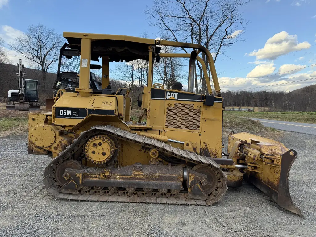 CATERPILLAR bulldozer for sale in Giza, CATERPILLAR D5M model 2000 located in Giza, the best site for selling trucks and heavy equipment in Egypt