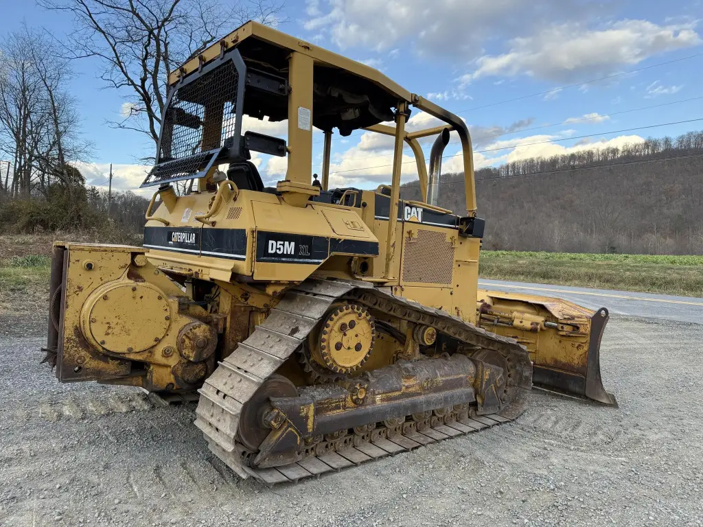 CATERPILLAR bulldozer for sale in Giza, CATERPILLAR D5M model 2000 located in Giza, the best site for selling trucks and heavy equipment in Egypt