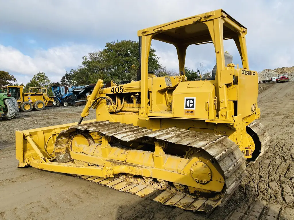 بلدوزر CATERPILLAR للبيع في الجيزة, CATERPILLAR D5B موديل 1985 تواجد الجيزة, أفضل موقع لبيع الشاحنات والمعدات الثقيلة في مصر