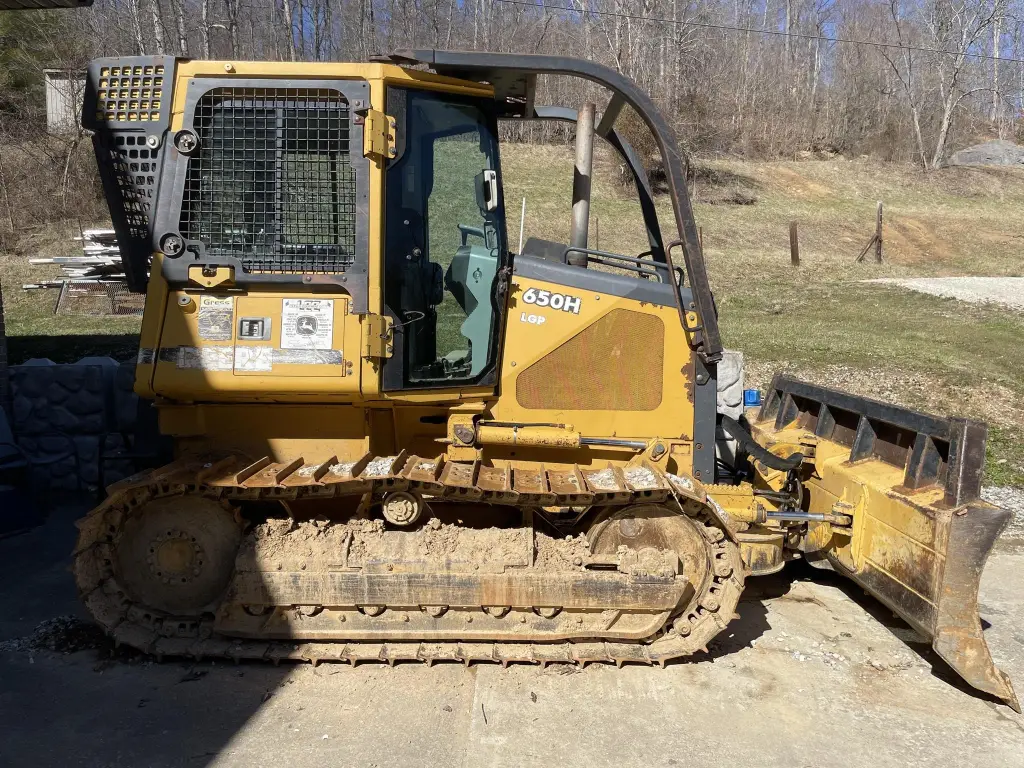 بلدوزر DEERE للبيع في الجيزة, DEERE 650H موديل 2000 تواجد الجيزة, أفضل موقع لبيع الشاحنات والمعدات الثقيلة في مصر