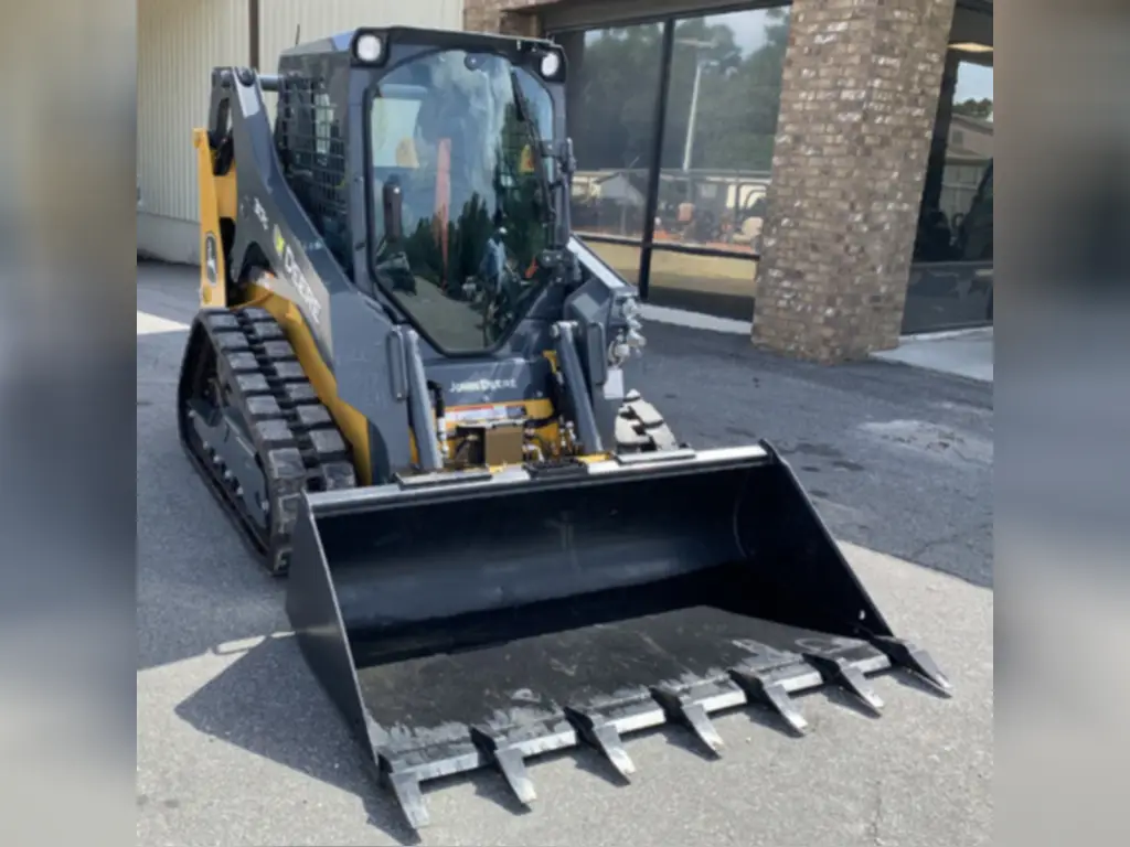 بوبكات,سكيد لودر Deere للبيع في المنصورة, Deere 317Gs موديل 2025 تواجد المنصورة, أفضل موقع لبيع الشاحنات والمعدات الثقيلة في مصر