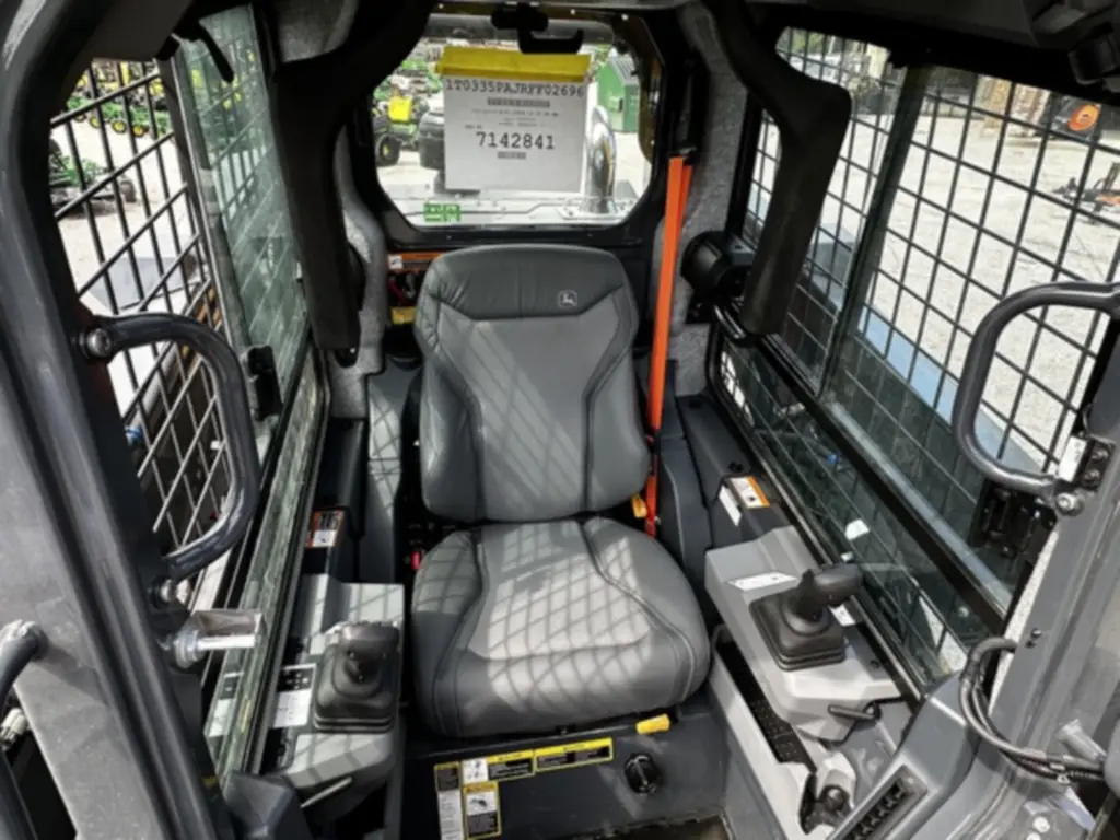 سكيد لودر 335,بوبكات للبيع في المنصورة, Deere 335 موديل 2025 تواجد المنصورة, أفضل موقع لبيع الشاحنات والمعدات الثقيلة في مصر