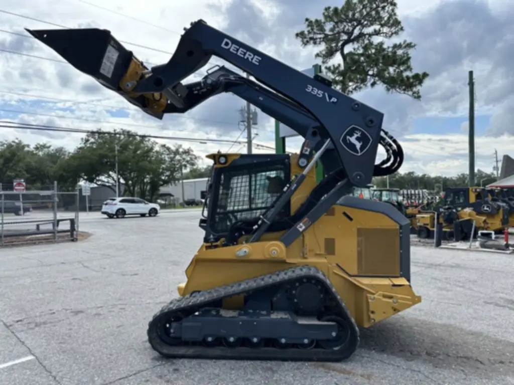 سكيد لودر 335,بوبكات للبيع في المنصورة, Deere 335 موديل 2025 تواجد المنصورة, أفضل موقع لبيع الشاحنات والمعدات الثقيلة في مصر